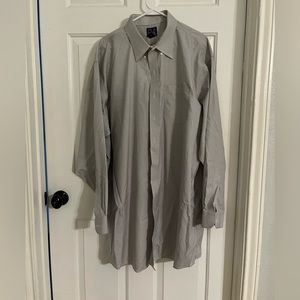 Jos. A. Bank travelers edition men’s dress shirt.